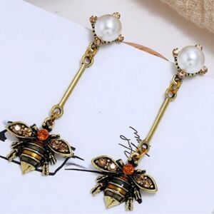 🐝 Betsey Johnson NEW stunning bumblebee & pearl drop dangle earrings 🐝